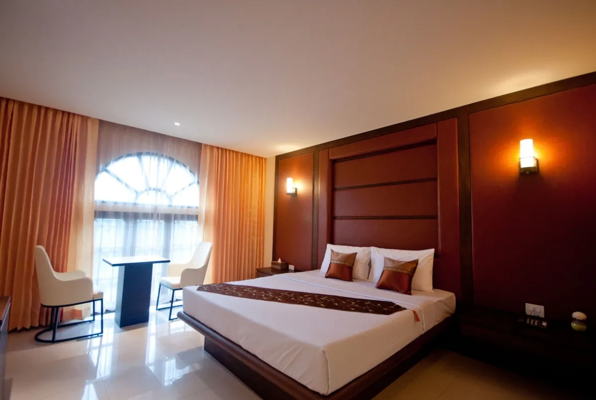 Spacious VIP hotel suite with king size bed and luxury decor ห้องพัก VIP ขนาดใหญ่ เตียงคิงไซส์ ตกแต่งหรูหรา