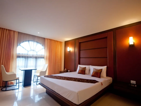 Spacious VIP hotel suite with king size bed and luxury decor ห้องพัก VIP ขนาดใหญ่ เตียงคิงไซส์ ตกแต่งหรูหรา