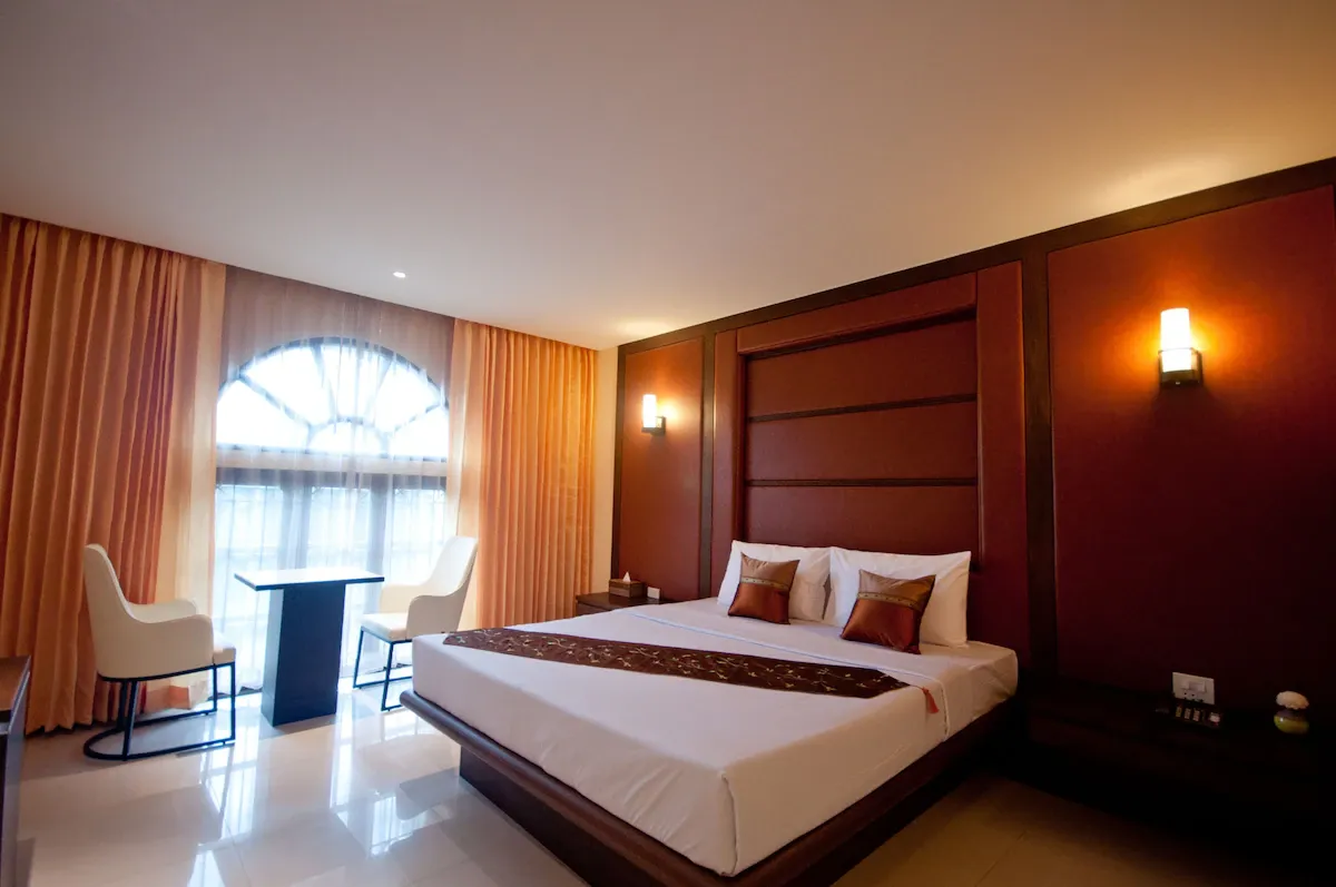 Spacious VIP hotel suite with king size bed and luxury decor ห้องพัก VIP ขนาดใหญ่ เตียงคิงไซส์ ตกแต่งหรูหรา