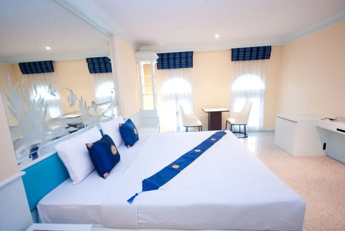 VIP hotel room with modern blue ambient lighting ห้องนอน VIP บรรยากาศทันสมัย พร้อมไฟประดับสีฟ้า