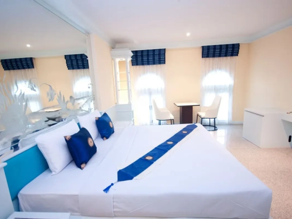 VIP hotel room with modern blue ambient lighting ห้องนอน VIP บรรยากาศทันสมัย พร้อมไฟประดับสีฟ้า