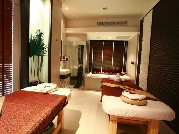 Private Jacuzzi bathtub in luxury hotel VIP room อ่างจากุซซี่ส่วนตัวขนาดใหญ่ ในห้องพัก VIP สุดหรู