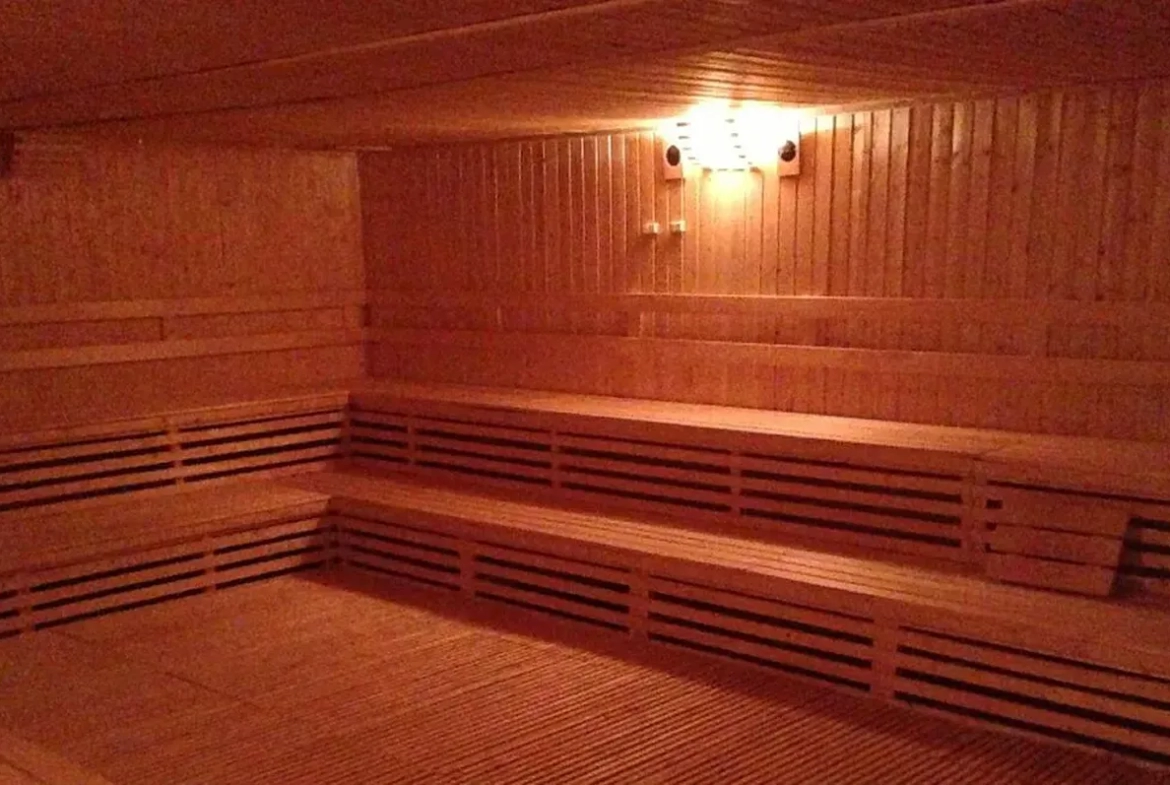 Private wooden sauna room inside hotel suite ห้องซาวน่าไม้ส่วนตัว ภายในห้องพักสวีทของโรงแรม