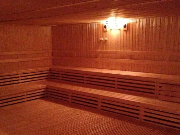 Private wooden sauna room inside hotel suite ห้องซาวน่าไม้ส่วนตัว ภายในห้องพักสวีทของโรงแรม
