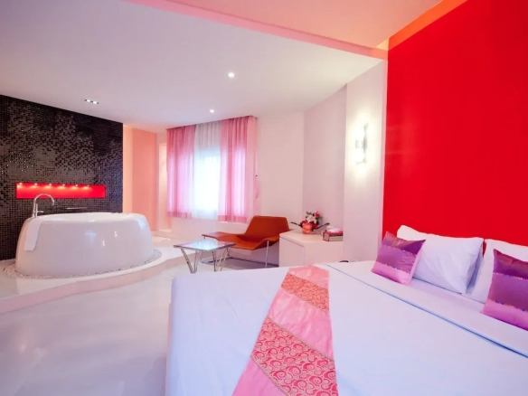 Junior Suite bedroom with comfortable bedding and city view ห้องนอนจูเนียร์สวีท เตียงนุ่มสบาย วิวสวย พร้อมขาย