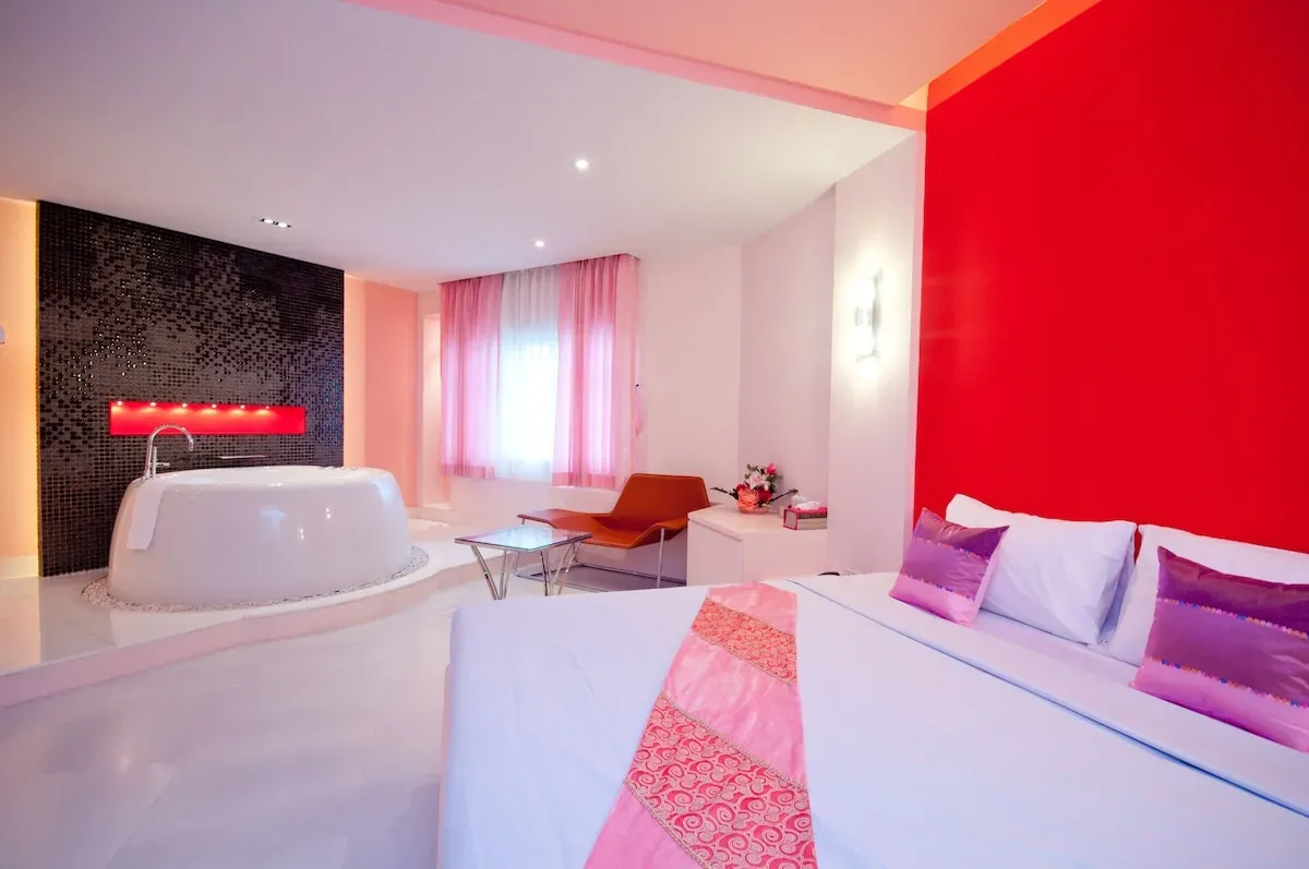 Junior Suite bedroom with comfortable bedding and city view ห้องนอนจูเนียร์สวีท เตียงนุ่มสบาย วิวสวย พร้อมขาย