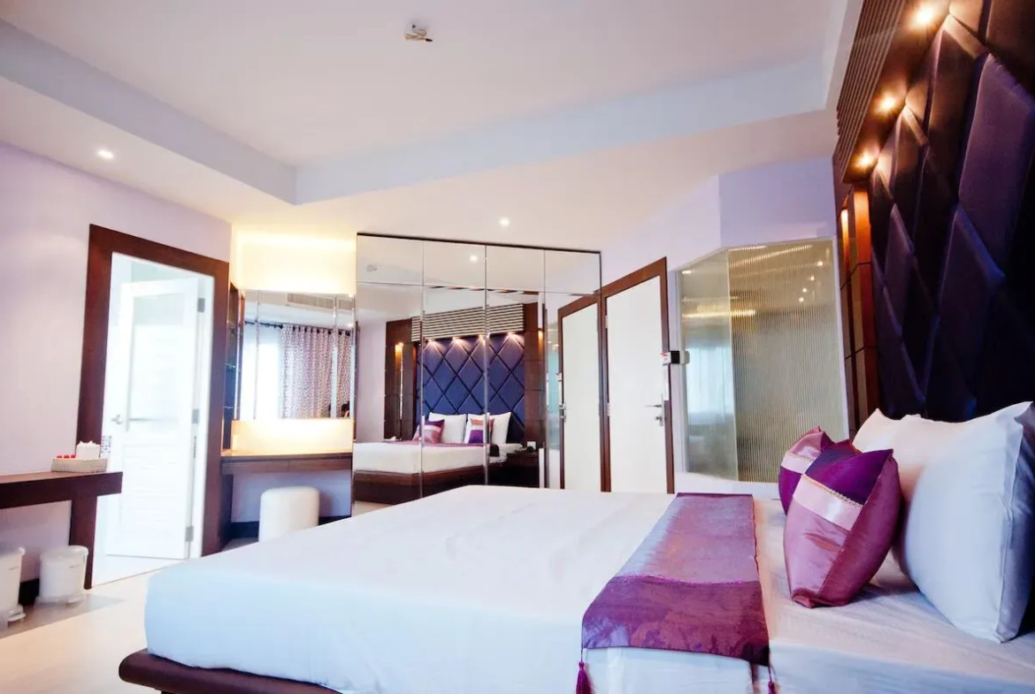 Junior Suite living area with sofa and workspace มุมนั่งเล่นและโซฟาพักผ่อน ในห้องจูเนียร์สวีท กว้างขวาง