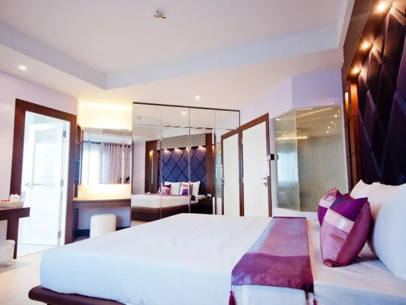 Junior Suite living area with sofa and workspace มุมนั่งเล่นและโซฟาพักผ่อน ในห้องจูเนียร์สวีท กว้างขวาง