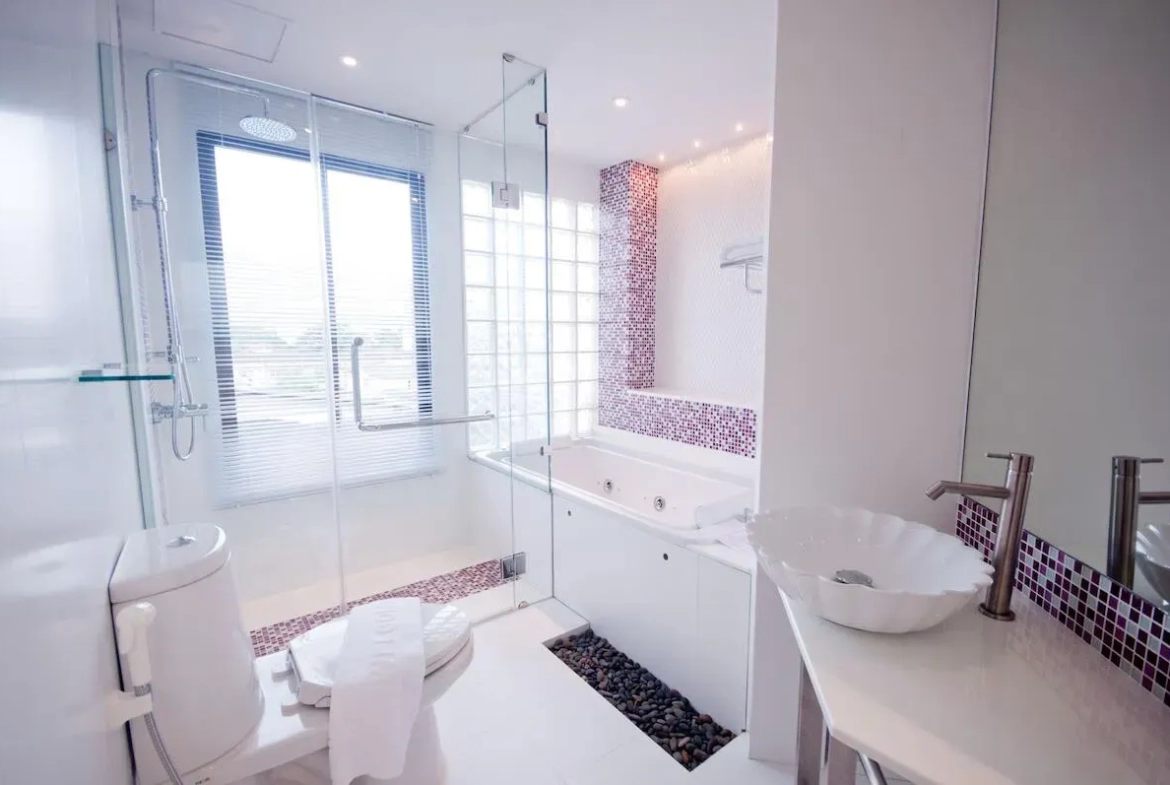 Modern bathroom in Junior Suite with rain shower ห้องน้ำสไตล์โมเดิร์น ในห้องจูเนียร์สวีท พร้อมเรนชาวเวอร์