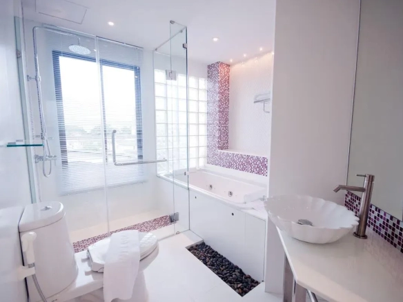 Modern bathroom in Junior Suite with rain shower ห้องน้ำสไตล์โมเดิร์น ในห้องจูเนียร์สวีท พร้อมเรนชาวเวอร์