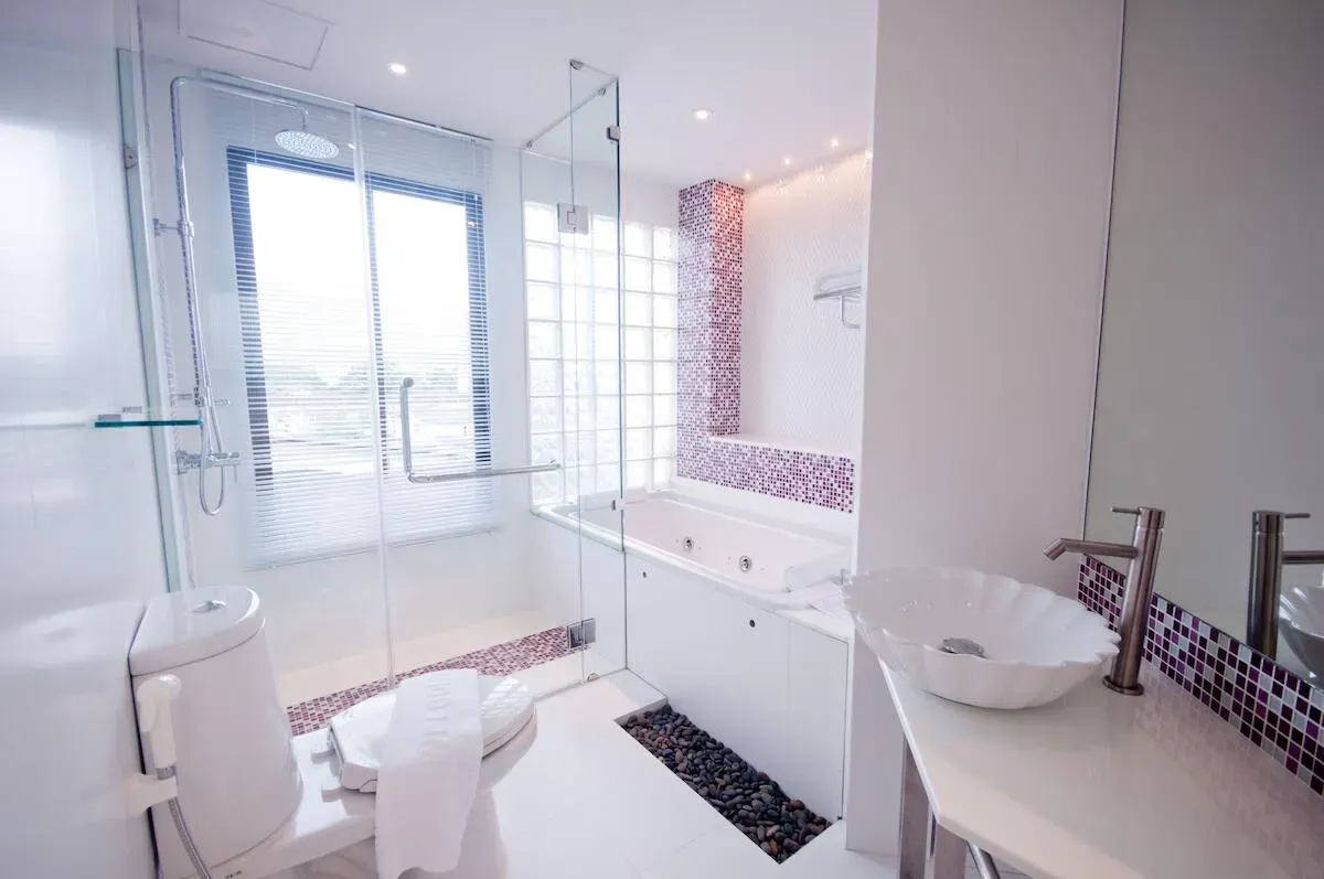 Modern bathroom in Junior Suite with rain shower ห้องน้ำสไตล์โมเดิร์น ในห้องจูเนียร์สวีท พร้อมเรนชาวเวอร์