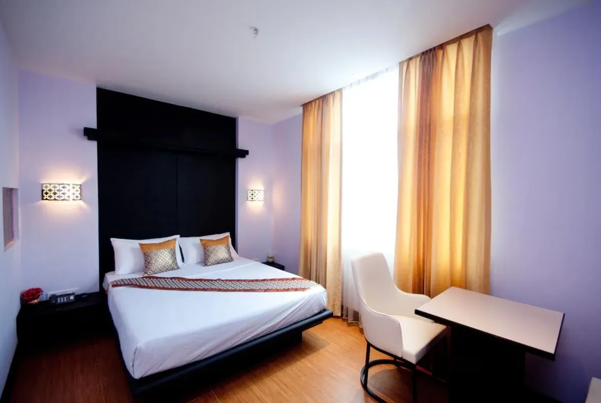 Standard Deluxe hotel room with bright interior design ห้องพักดลักซ์มาตรฐาน ตกแต่งภายในสว่างสะอาดตา สภาพใหม่