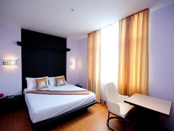 Standard Deluxe hotel room with bright interior design ห้องพักดลักซ์มาตรฐาน ตกแต่งภายในสว่างสะอาดตา สภาพใหม่