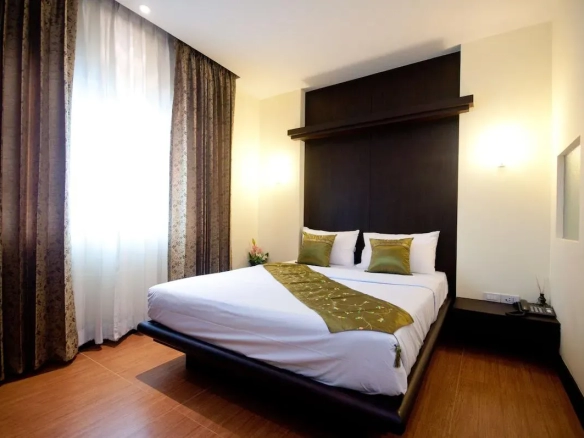 Cozy corner view of Deluxe room with bedside lamp มุมหัวเตียงห้องดลักซ์ ตกแต่งอบอุ่น น่าพักผ่อน