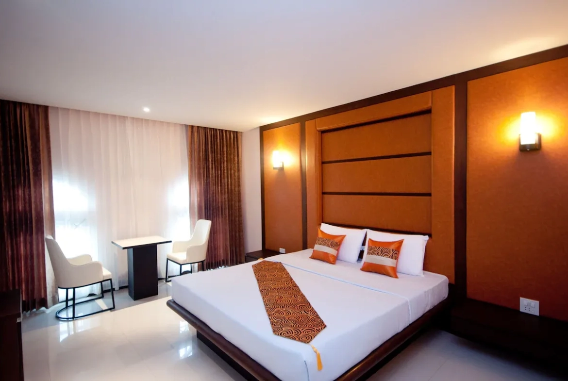 Close up of luxury bedding and decor in VIP room รายละเอียดเตียงนอนและของตกแต่งคุณภาพเยี่ยม ในห้อง VIP