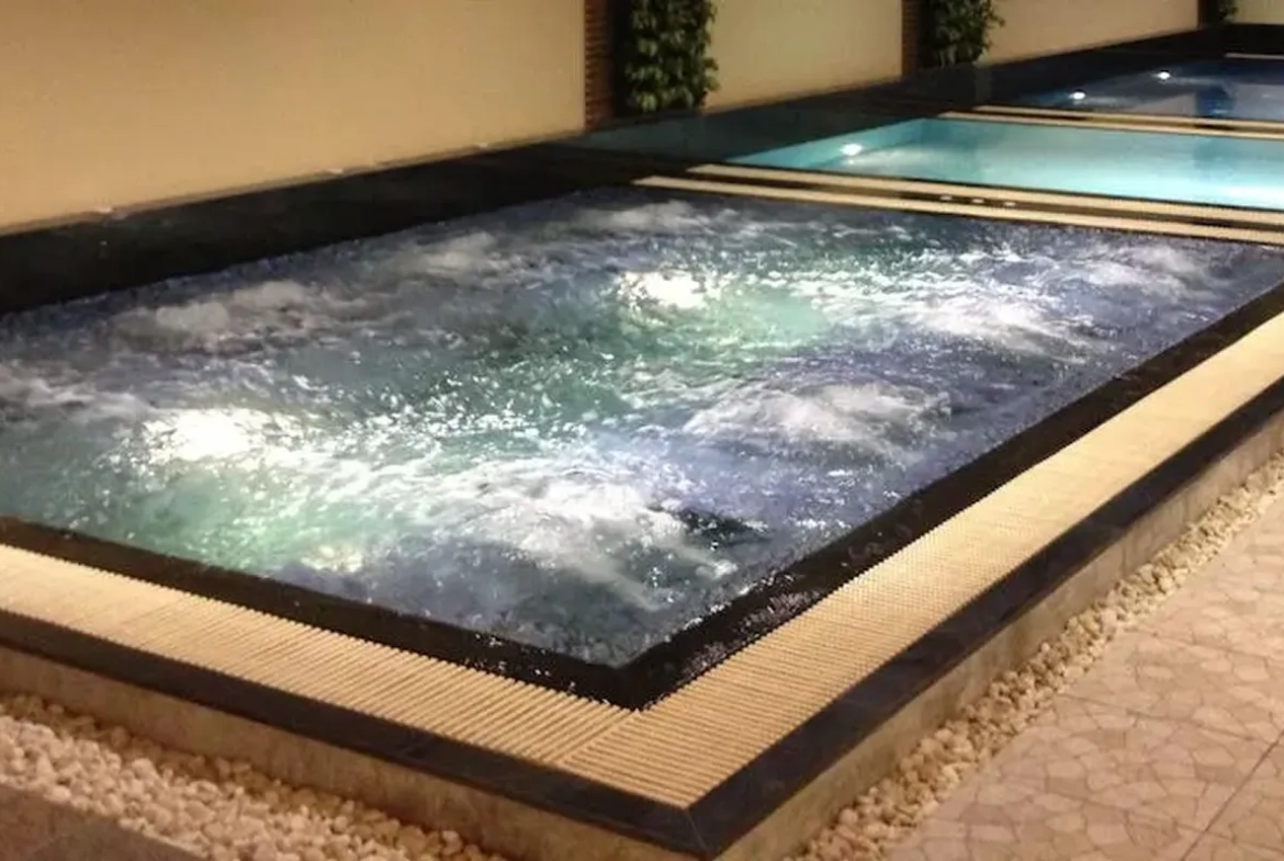 Large indoor spa pool wellness facility for hotel guests สระสปาในร่มขนาดใหญ่ สิ่งอำนวยความสะดวกเพื่อสุขภาพครบวงจร