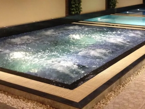 Large indoor spa pool wellness facility for hotel guests สระสปาในร่มขนาดใหญ่ สิ่งอำนวยความสะดวกเพื่อสุขภาพครบวงจร