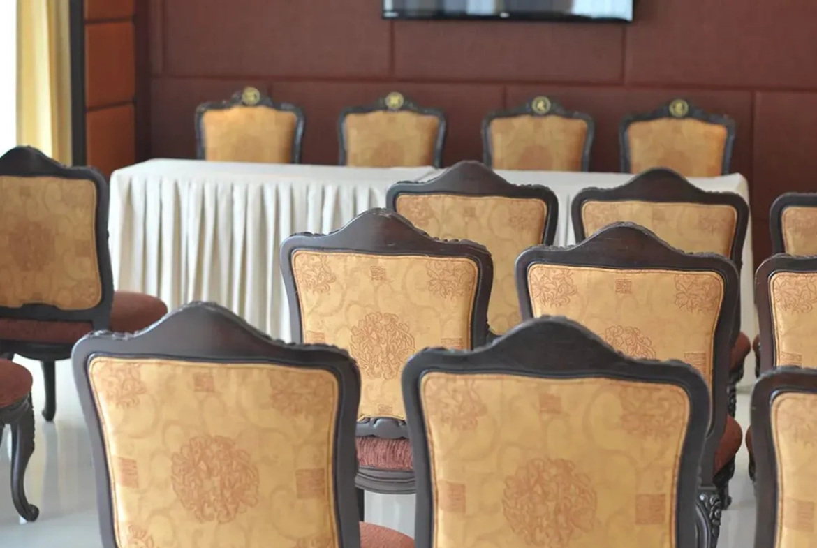 Large hotel conference room with seating for seminars ห้องประชุมสัมมนาขนาดใหญ่ในโรงแรม รองรับการจัดเลี้ยงและอีเวนต์