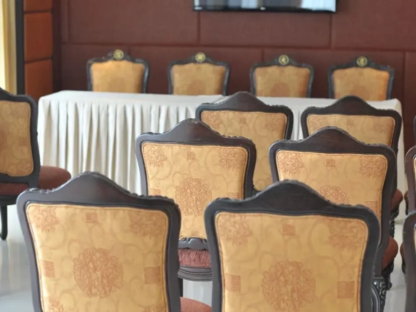 Large hotel conference room with seating for seminars ห้องประชุมสัมมนาขนาดใหญ่ในโรงแรม รองรับการจัดเลี้ยงและอีเวนต์