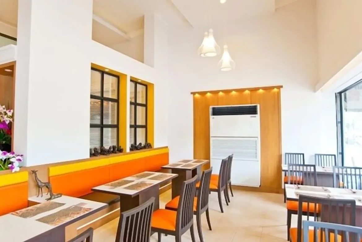 Wide angle view of spacious hotel restaurant dining area ภาพมุมกว้างห้องอาหารโรงแรม พื้นที่รับประทานอาหารขนาดใหญ่