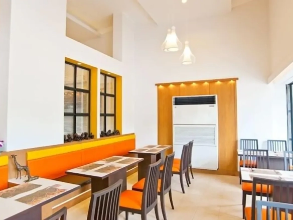 Wide angle view of spacious hotel restaurant dining area ภาพมุมกว้างห้องอาหารโรงแรม พื้นที่รับประทานอาหารขนาดใหญ่