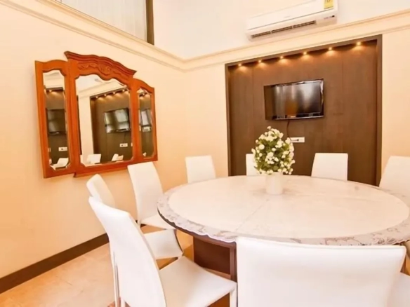 Professional dining table setup in hotel restaurant การจัดโต๊ะอาหารมาตรฐานโรงแรม พร้อมให้บริการแขกจำนวนมาก