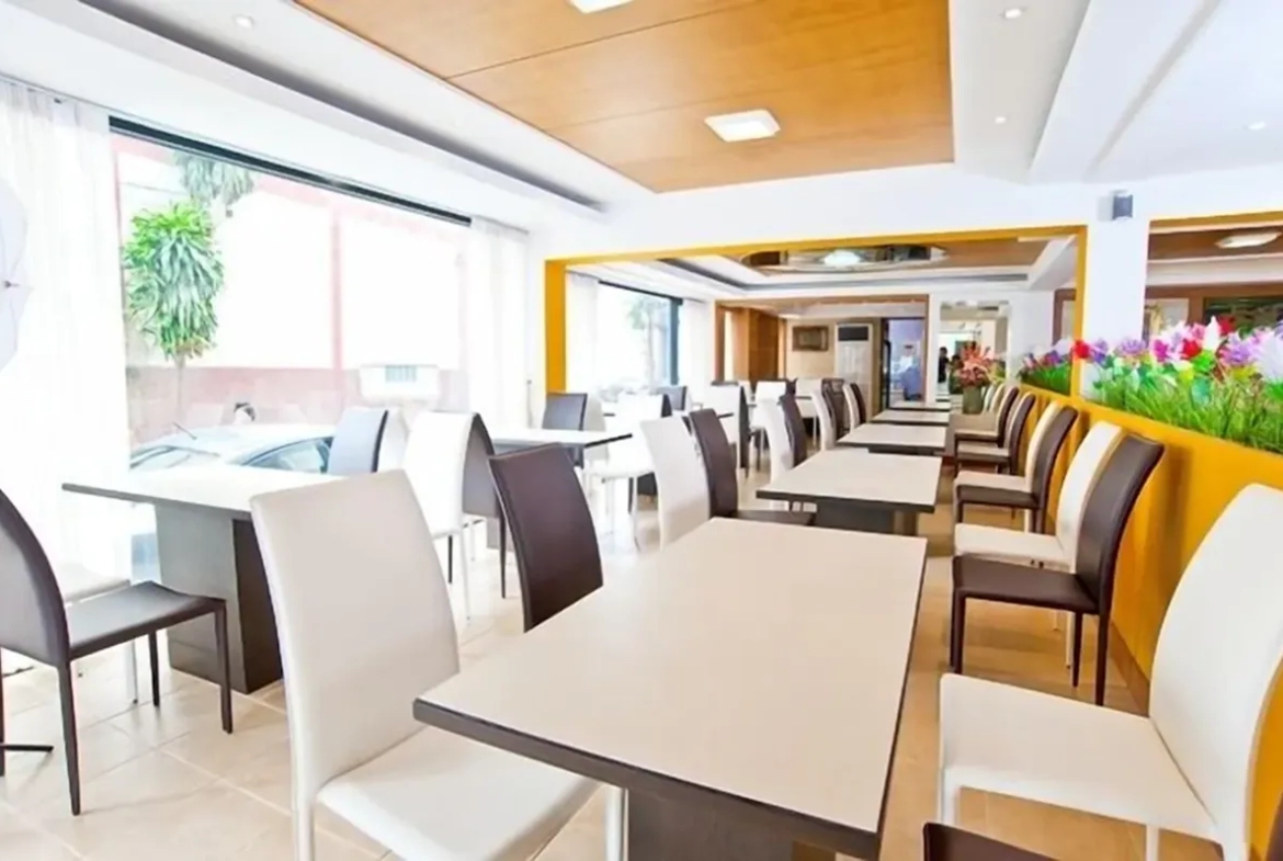 Hotel breakfast buffet line counter with food variety ไลน์บุฟเฟต์อาหารเช้าโรงแรม เคาน์เตอร์วางอาหารหลากหลาย