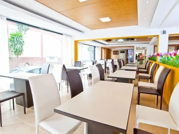 Hotel breakfast buffet line counter with food variety ไลน์บุฟเฟต์อาหารเช้าโรงแรม เคาน์เตอร์วางอาหารหลากหลาย