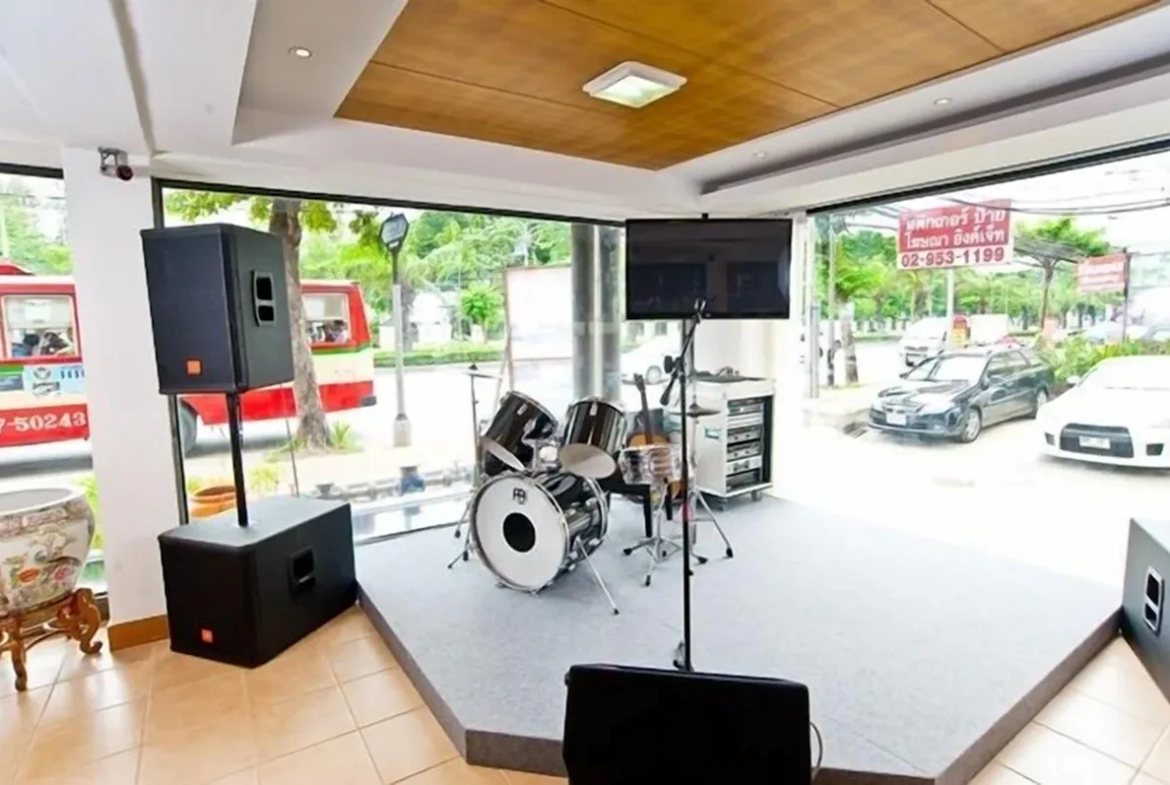 Coffee lounge and seating area for hotel guests มุมกาแฟและเลาจน์พักผ่อน สำหรับรับรองแขกของโรงแรม