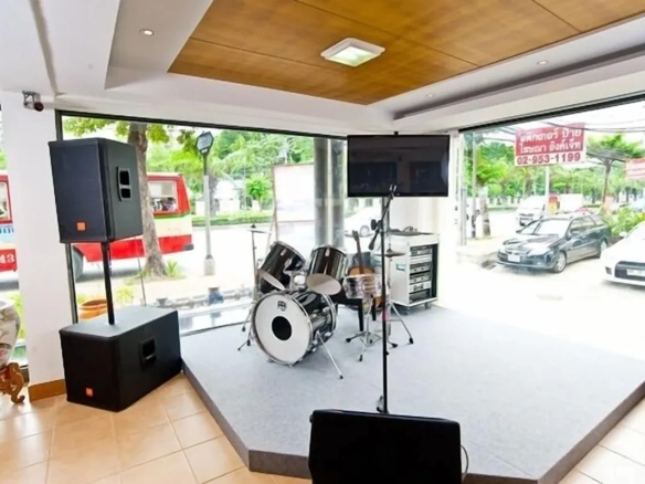 Coffee lounge and seating area for hotel guests มุมกาแฟและเลาจน์พักผ่อน สำหรับรับรองแขกของโรงแรม