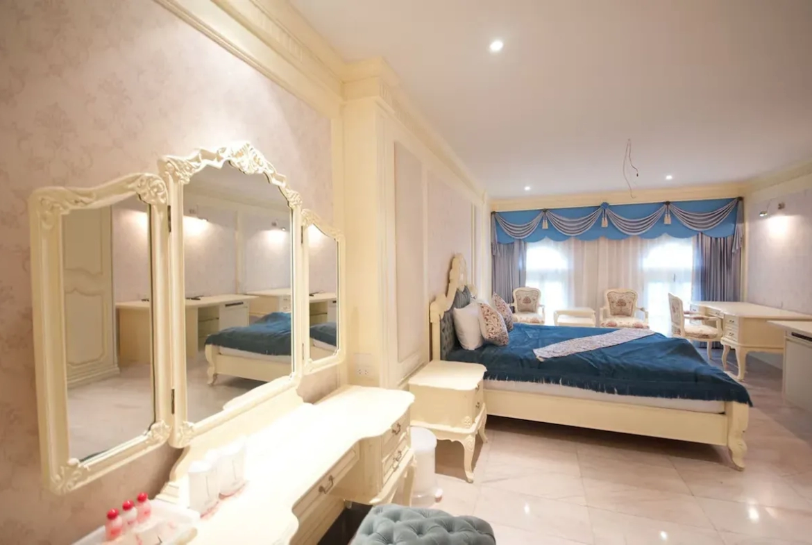 Interior decoration detail of Junior Suite room รายละเอียดการตกแต่งภายในห้องจูเนียร์สวีท สวยงามลงตัว