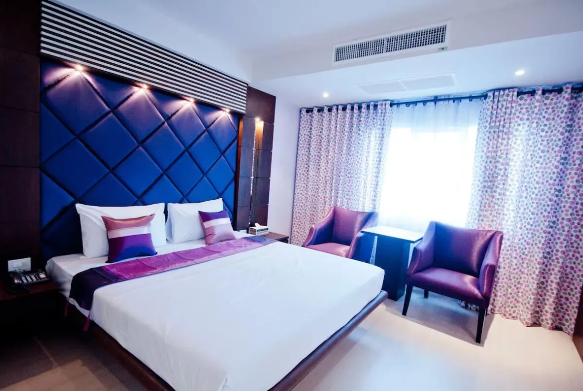 Junior Suite room amenities and furniture detail รายละเอียดสิ่งอำนวยความสะดวกและเฟอร์นิเจอร์ ในห้องจูเนียร์สวีท