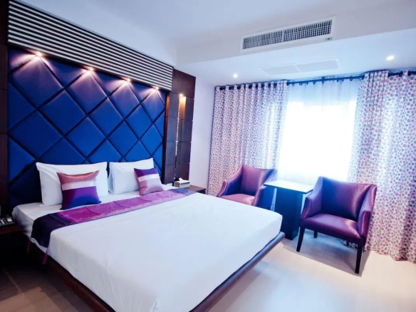 Junior Suite room amenities and furniture detail รายละเอียดสิ่งอำนวยความสะดวกและเฟอร์นิเจอร์ ในห้องจูเนียร์สวีท