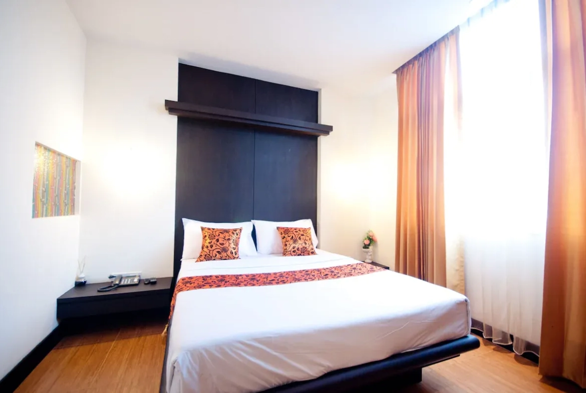 Deluxe room furniture layout and interior features การจัดวางเฟอร์นิเจอร์และจุดเด่นภายในห้องพักดลักซ์