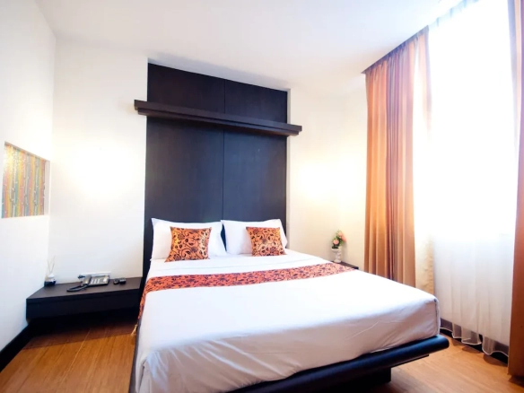 Deluxe room furniture layout and interior features การจัดวางเฟอร์นิเจอร์และจุดเด่นภายในห้องพักดลักซ์