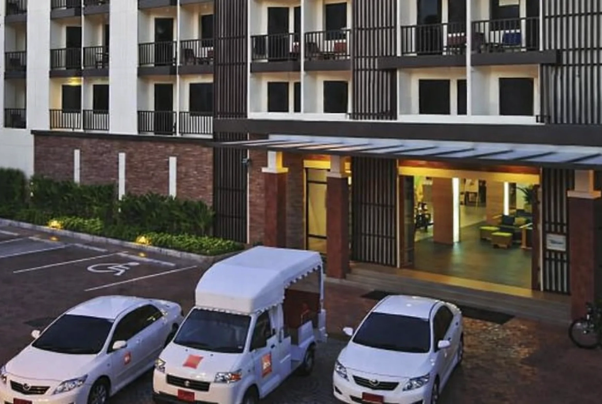Main entrance and exterior view of city hotel during daytime