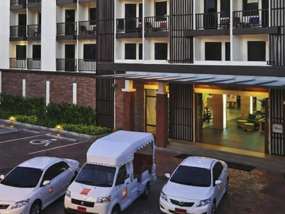 Main entrance and exterior view of city hotel during daytime