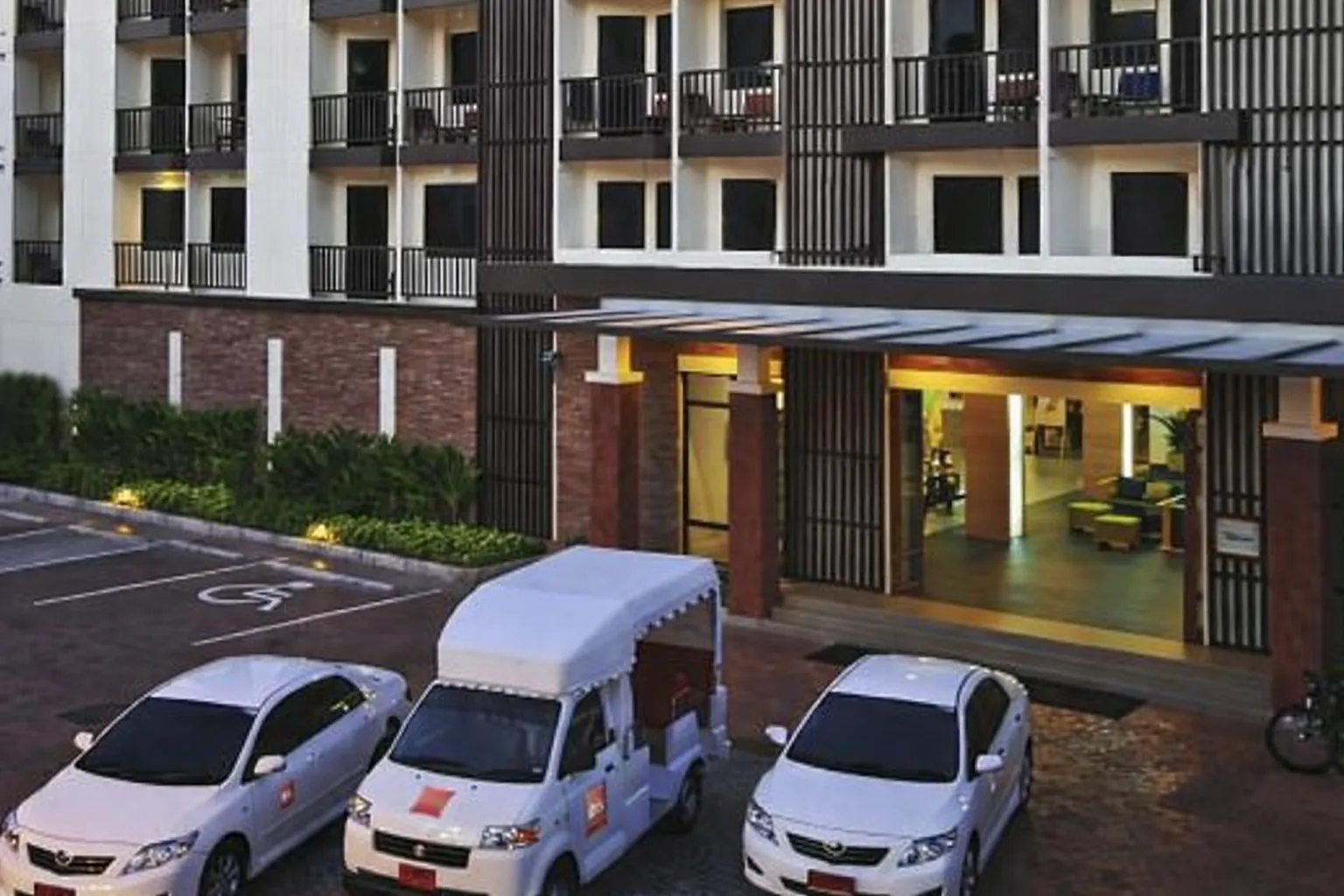 Main entrance and exterior view of city hotel during daytime