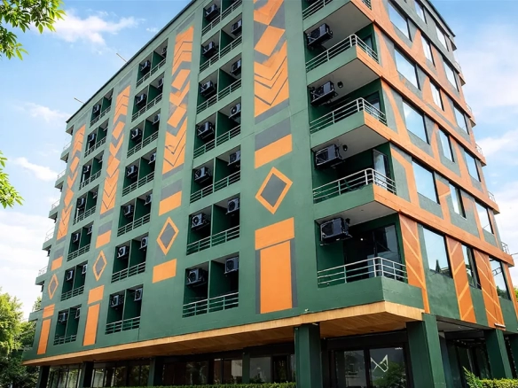 3.5-star boutique hotel for sale in Din Daeng Bangkok Modern city hotel exterior and main entrance, ideal for investment opportunity