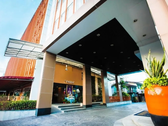 4-star boutique hotel for sale in Bang Kapi Bangkok Front entrance of Patra city hotel with modern facade and drop-off area