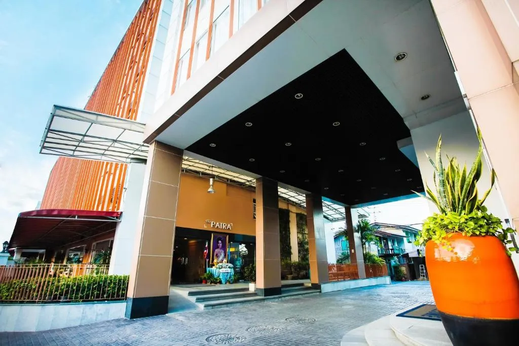 4-star boutique hotel for sale in Bang Kapi Bangkok Front entrance of Patra city hotel with modern facade and drop-off area