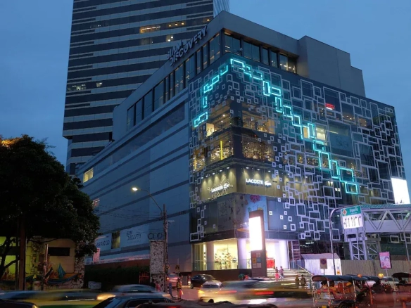 hotel-front-entrance-night-city