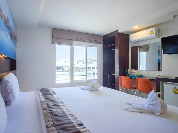 boutique-hotel-guest-room-bright