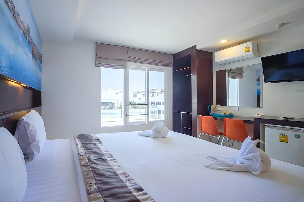 boutique-hotel-guest-room-bright