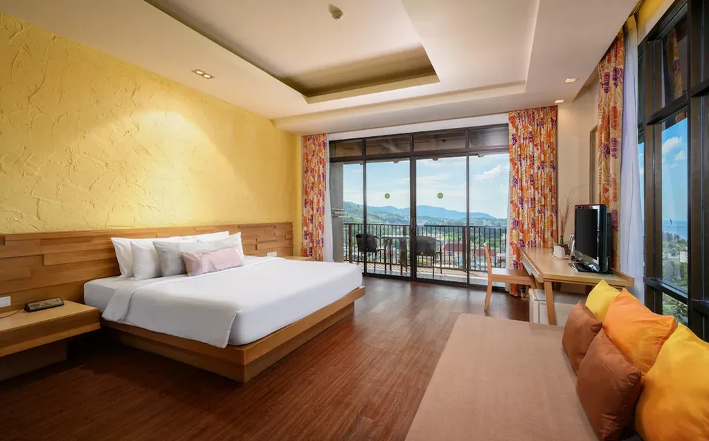 boutique-hotel-guest-room-pool-view