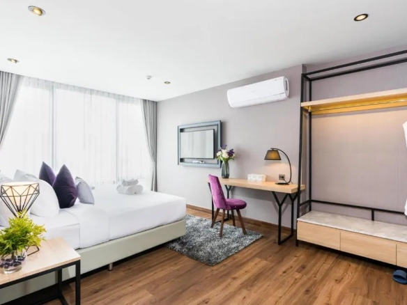 Spacious guest room with wood floor in North Pattaya