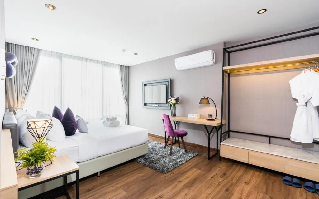 Spacious guest room with wood floor in North Pattaya