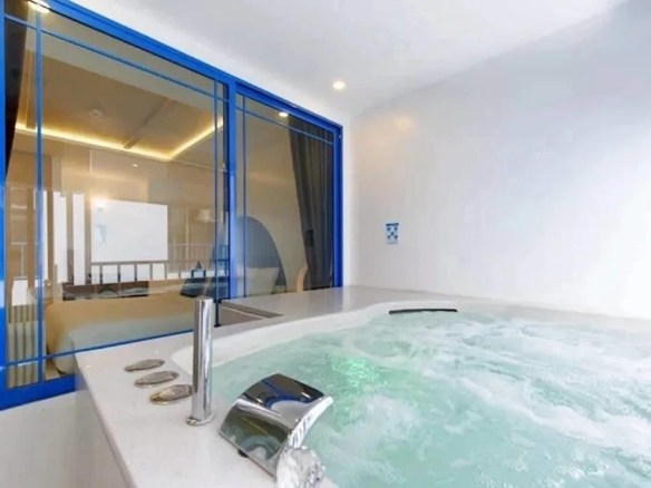 Rooftop pool with sea view attracting leisure travelers