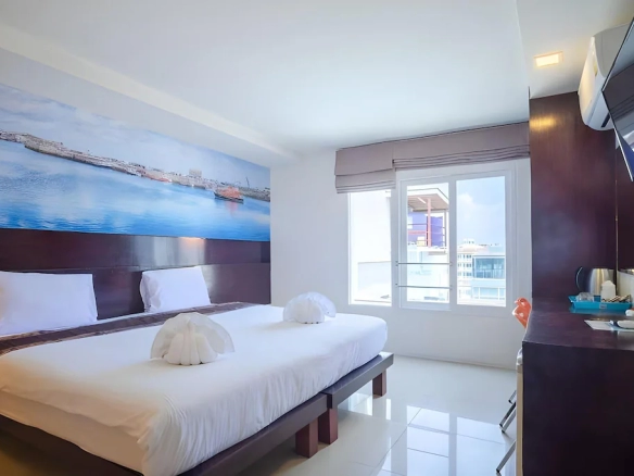 boutique-hotel-guest-room-wide-view