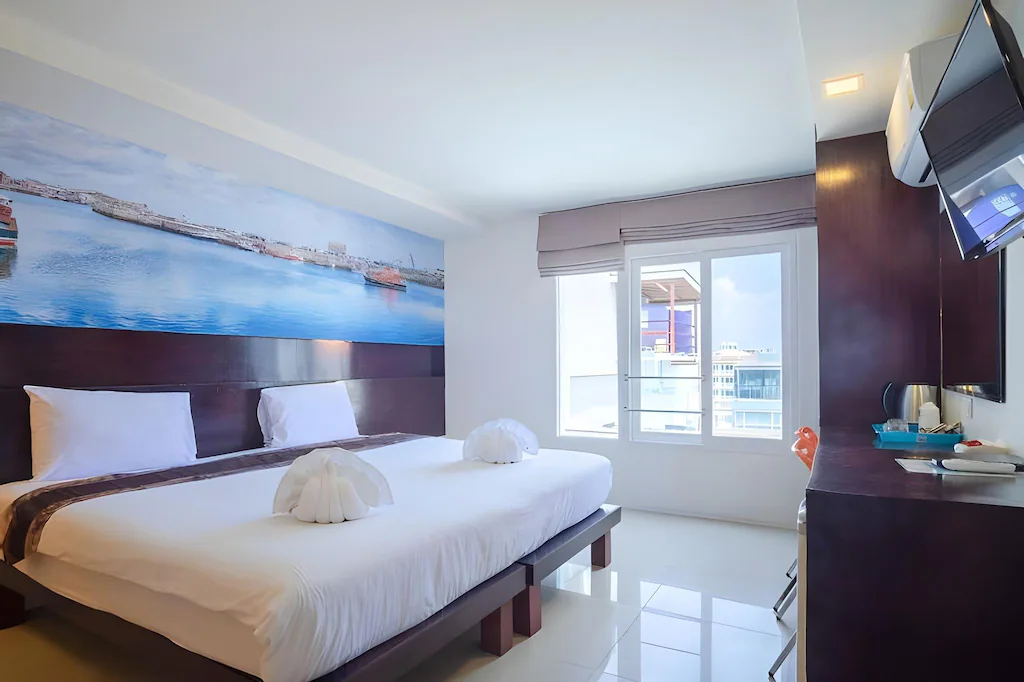 boutique-hotel-guest-room-wide-view